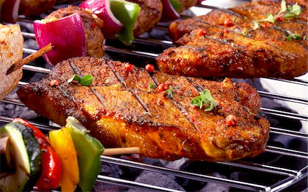 simsearch:659-03537206,k - Pork steaks on barbecue Foto de stock - Sin royalties Premium, Código: 659-03532832