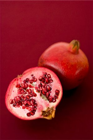 reddy - Whole pomegranate and half a pomegranate Stock Photo - Premium Royalty-Free, Code: 659-03532862