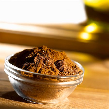 Curry powder in glass dish Foto de stock - Sin royalties Premium, Código: 659-03532890