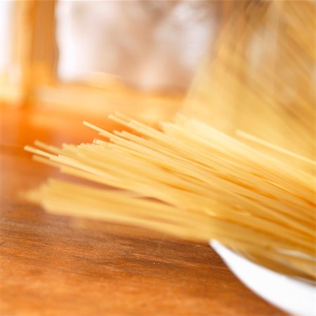 simsearch:659-01852572,k - Uncooked spaghetti falling into a deep plate Stock Photo - Premium Royalty-Free, Code: 659-03532953