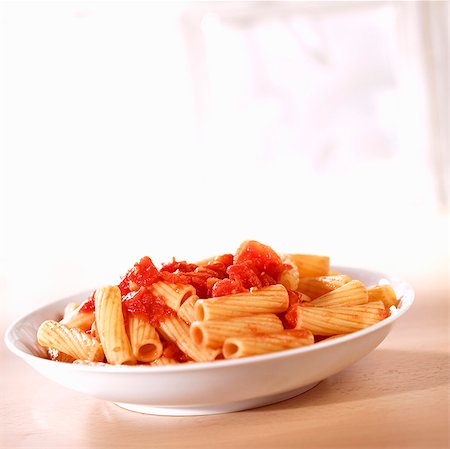 Rigatoni sauce tomate Photographie de stock - Premium Libres de Droits, Code: 659-03532971