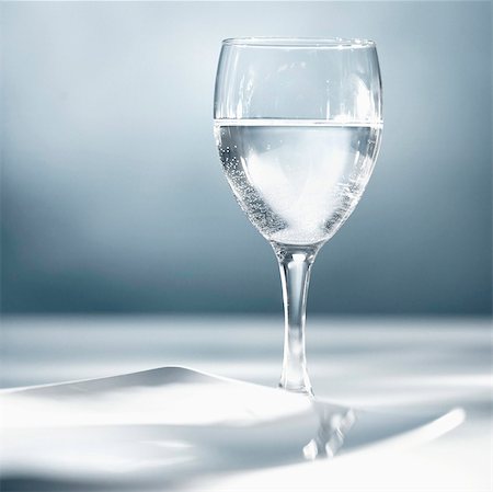 simsearch:659-03531157,k - Un verre d'eau avec plaque Photographie de stock - Premium Libres de Droits, Code: 659-03532981