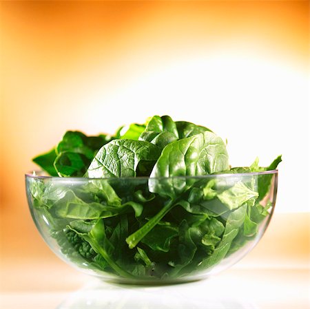 Spinach leaves in a glass bowl Foto de stock - Sin royalties Premium, Código: 659-03533021