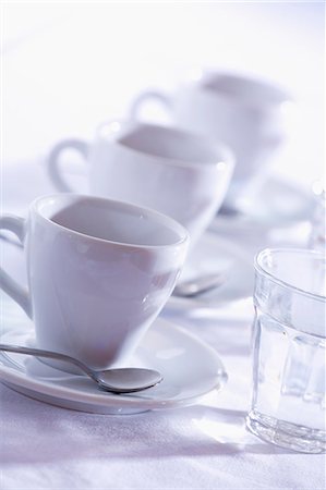 simsearch:659-02210952,k - Trois tasses de café expresso avec verres d'eau Photographie de stock - Premium Libres de Droits, Code: 659-03533129