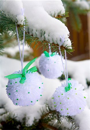 Pompons de boule de neige suspendus sur une branche de sapin enneigé Photographie de stock - Premium Libres de Droits, Code: 659-03533136