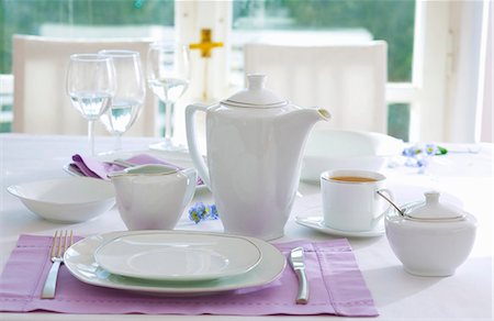 Place-setting with white tea things Foto de stock - Sin royalties Premium, Código: 659-03533144