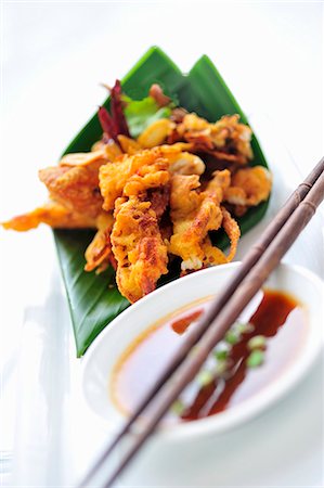 Deep-fried shrimps and calamari with soy sauce Foto de stock - Sin royalties Premium, Código: 659-03533157