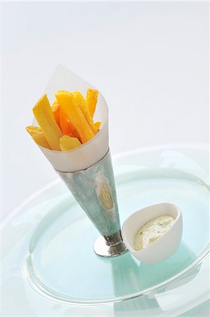 frito - Chips dans un cône de papier avec une trempette de mayonnaise aux herbes Photographie de stock - Premium Libres de Droits, Code: 659-03533163