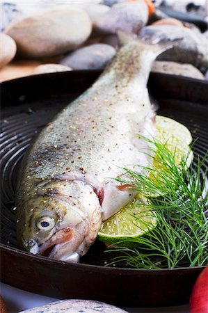 Trout with lime in a grill frying pan Fotografie stock - Premium Royalty-Free, Codice: 659-03533185