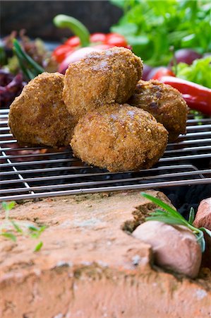 simsearch:659-01866066,k - Boulettes de viande sur un barbecue Photographie de stock - Premium Libres de Droits, Code: 659-03533186