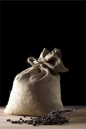 saco - Sack of coffee beans with coffee beans in scoop Foto de stock - Sin royalties Premium, Código: 659-03533183
