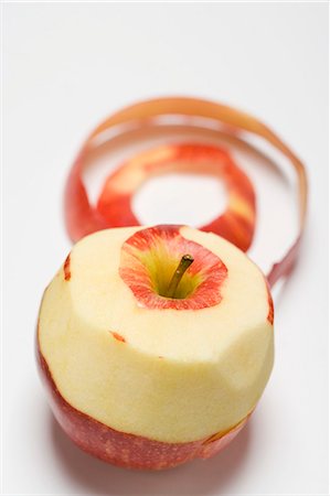 simsearch:659-01861533,k - Gala apple, partly peeled Stock Photo - Premium Royalty-Free, Code: 659-03533218