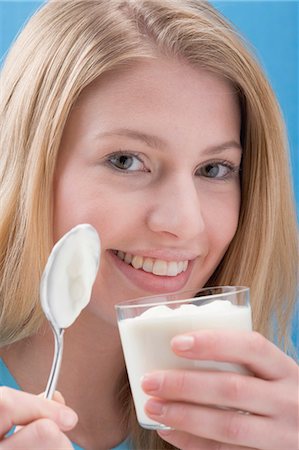 simsearch:659-03536919,k - Junge Frau Naturjoghurt Essen Stockbilder - Premium RF Lizenzfrei, Bildnummer: 659-03533211