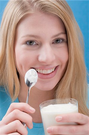 simsearch:659-03533215,k - Jeune femme mangeant yaourt nature Photographie de stock - Premium Libres de Droits, Code: 659-03533212
