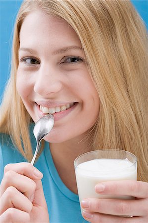 simsearch:659-03533215,k - Jeune femme mangeant yaourt nature Photographie de stock - Premium Libres de Droits, Code: 659-03533213