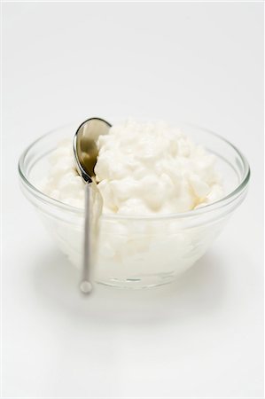 simsearch:659-03535046,k - Cottage cheese in small glass bowl with spoon Fotografie stock - Premium Royalty-Free, Codice: 659-03533223