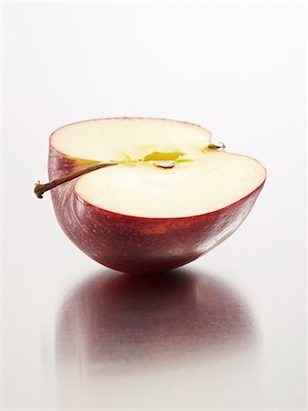 reddy - Half an apple Stock Photo - Premium Royalty-Free, Code: 659-03533241