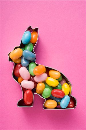 simsearch:659-01864269,k - Coupeur de lapin de Pâques rempli de bonbons Photographie de stock - Premium Libres de Droits, Code: 659-03533270