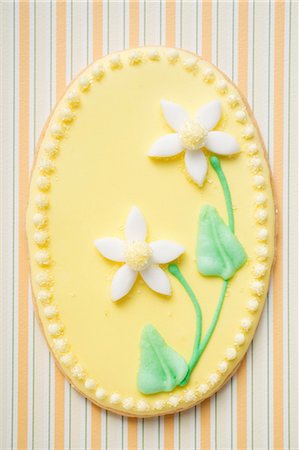 simsearch:659-03533664,k - Easter biscuit decorated with narcissi Fotografie stock - Premium Royalty-Free, Codice: 659-03533288