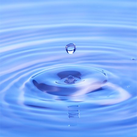 Drop of water falling into water Stock Photo - Premium Royalty-Free, Code: 659-03533314