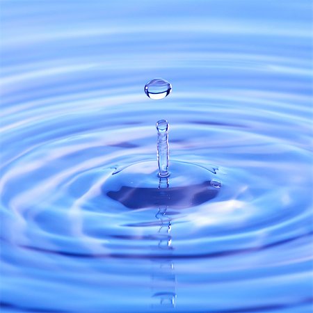 Drop of water falling into water Stock Photo - Premium Royalty-Free, Code: 659-03533313