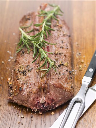 Roast saddle of venison with rosemary Foto de stock - Sin royalties Premium, Código: 659-03533379