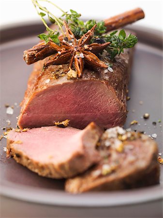 reh - Loin of venison with herbs and spices Foto de stock - Sin royalties Premium, Código: 659-03533386