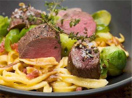 simsearch:659-01850954,k - Longe de cerf avec spätzle (nouilles), bacon & choux de Bruxelles Photographie de stock - Premium Libres de Droits, Code: 659-03533383