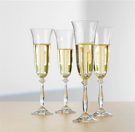 simsearch:659-03529216,k - Quatre verres de vin mousseux Photographie de stock - Premium Libres de Droits, Code: 659-03533413