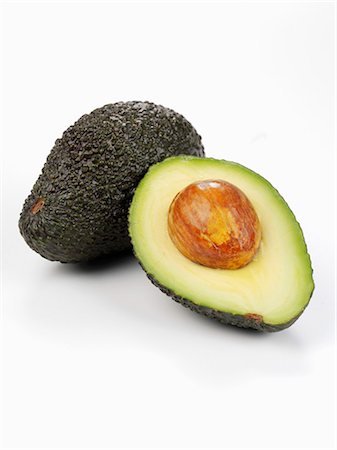 Ganze Avocado und eine halbe avocado Stockbilder - Premium RF Lizenzfrei, Bildnummer: 659-03533430