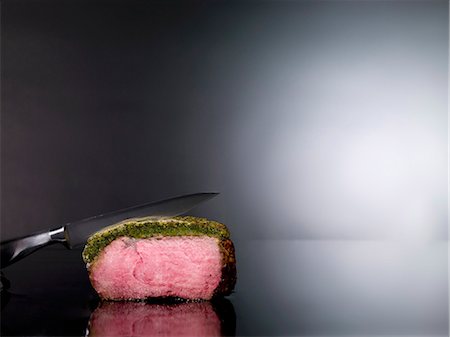 rosbif - Rôti de boeuf avec couteau Photographie de stock - Premium Libres de Droits, Code: 659-03533446