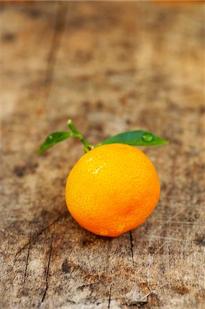 simsearch:659-03533985,k - Ornamental orange with leaves on wooden background Stock Photo - Premium Royalty-Free, Code: 659-03533486