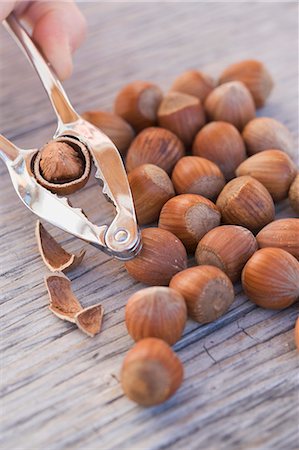 Hazelnuts with nutcracker Foto de stock - Sin royalties Premium, Código: 659-03533490