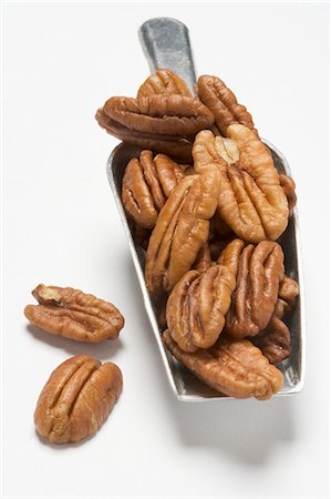 pecan nut - Pecans in metal scoop Foto de stock - Sin royalties Premium, Código: 659-03533504