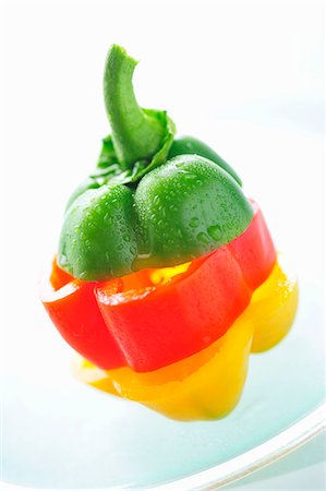 simsearch:659-01857336,k - Morceaux de poivrons rouges, jaunes et verts, empilés Photographie de stock - Premium Libres de Droits, Code: 659-03533515