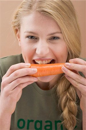 simsearch:659-03521659,k - Woman biting a fresh carrot Foto de stock - Sin royalties Premium, Código: 659-03533533