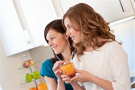 simsearch:659-03523361,k - Two young women drinking a fruit cocktail Stock Photo - Premium Royalty-Free, Code: 659-03533549