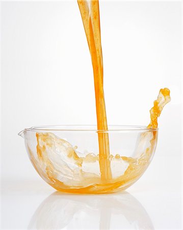 Pouring fruit juice into a glass bowl Foto de stock - Sin royalties Premium, Código: 659-03533576