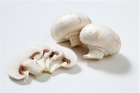 sliced mushroom - Button mushrooms and mushroom slices Foto de stock - Sin royalties Premium, Código: 659-03533611