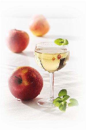 Jus de pommes et de pommes fraîches Photographie de stock - Premium Libres de Droits, Code: 659-03533634