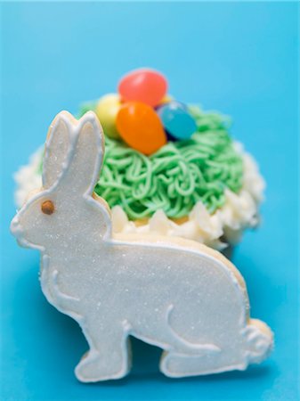 simsearch:659-03533664,k - Cupcake with jelly beans and Easter Bunny Fotografie stock - Premium Royalty-Free, Codice: 659-03533665