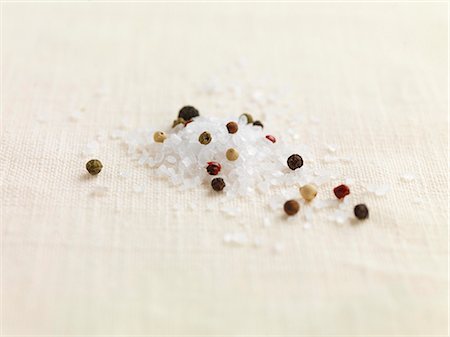 Coarse salt and peppercorns Fotografie stock - Premium Royalty-Free, Codice: 659-03533677