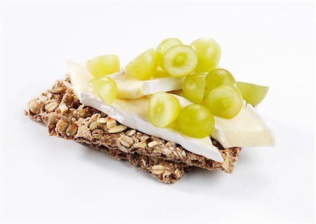 queijo brie - Brie and green grapes on wholegrain crispbread Foto de stock - Royalty Free Premium, Número: 659-03533696