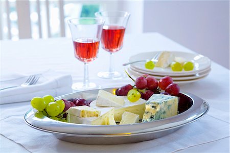 queijo brie - Cheese platter with grapes Foto de stock - Royalty Free Premium, Número: 659-03533709