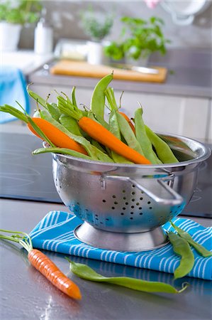 simsearch:659-07027648,k - Fresh carrots and beans in a colander Foto de stock - Royalty Free Premium, Número: 659-03533714