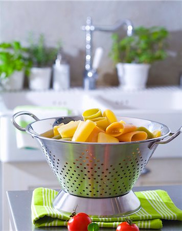 Cooked pasta in a colander Stock Photo - Premium Royalty-Free, Code: 659-03533711