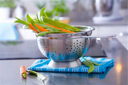 simsearch:659-07027648,k - Fresh carrots and beans in a colander Foto de stock - Royalty Free Premium, Número: 659-03533713