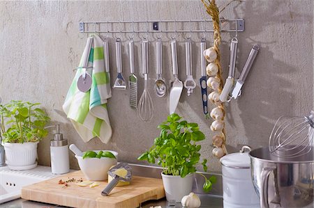 simsearch:659-07597280,k - Kitchen utensils, string of garlic, basil, Parmesan etc. Foto de stock - Sin royalties Premium, Código: 659-03533720