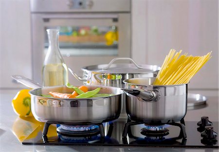 réchaud - Légumes et spaghetti dans des casseroles sur une cuisinière à gaz Photographie de stock - Premium Libres de Droits, Code: 659-03533722