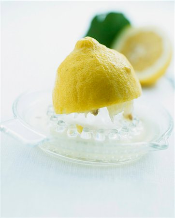 spremiagrumi a mano - Lemon squeezer Fotografie stock - Premium Royalty-Free, Codice: 659-03533766